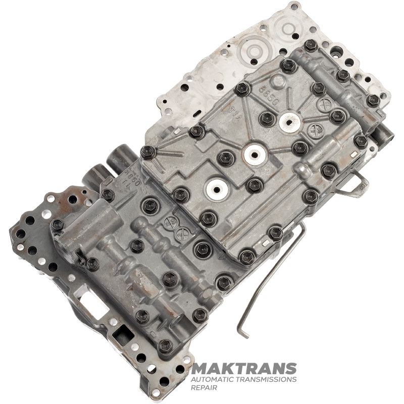 Teleso ventilu (použité, netestované) kompletné so solenoidmi TOYOTA / LEXUS A750 (oddeľovacia doska T02) - demontované z prevodovky označené 3501060A50, 35010-60A50 (Lexus GХ470 2003, UZJ120, 2UZFE)