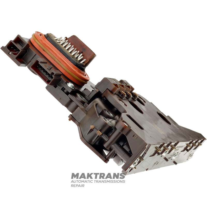 Blok solenoidov Ford 6F50, 6F55 — 7T4P-7Z369-AE (s poškodeným konektorom, predáva sa ako darca solenoidu)